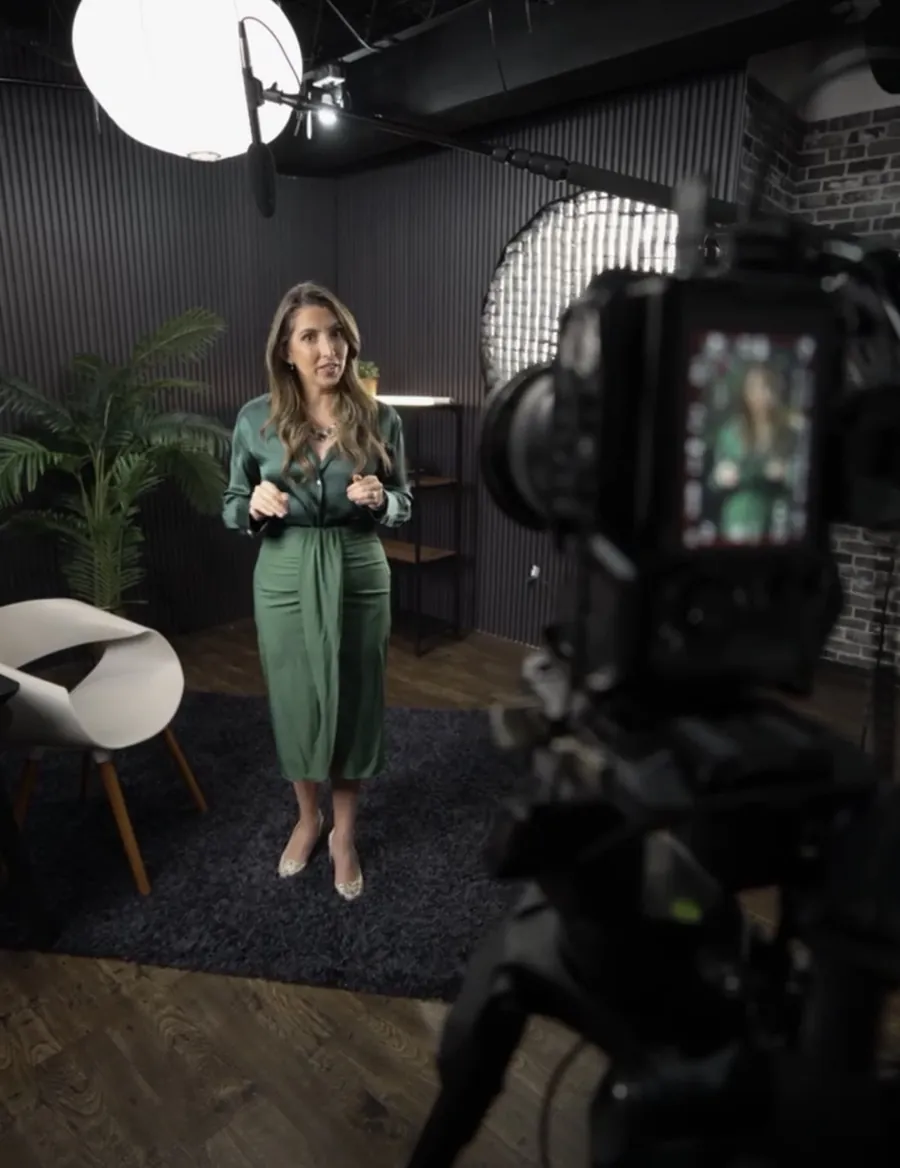 Grabación en estudio aliado con iluminación profesional y micrófono boom